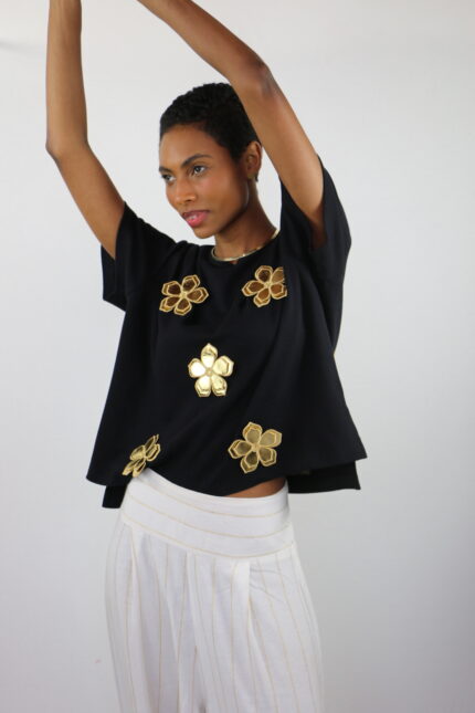 tshirt florescer | preta com dourado